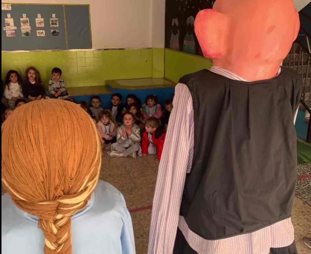 En Pinet i la Raquel coneixen els més petitons de l’Escola FEDAC Mare de Déu del Roser de Pineda