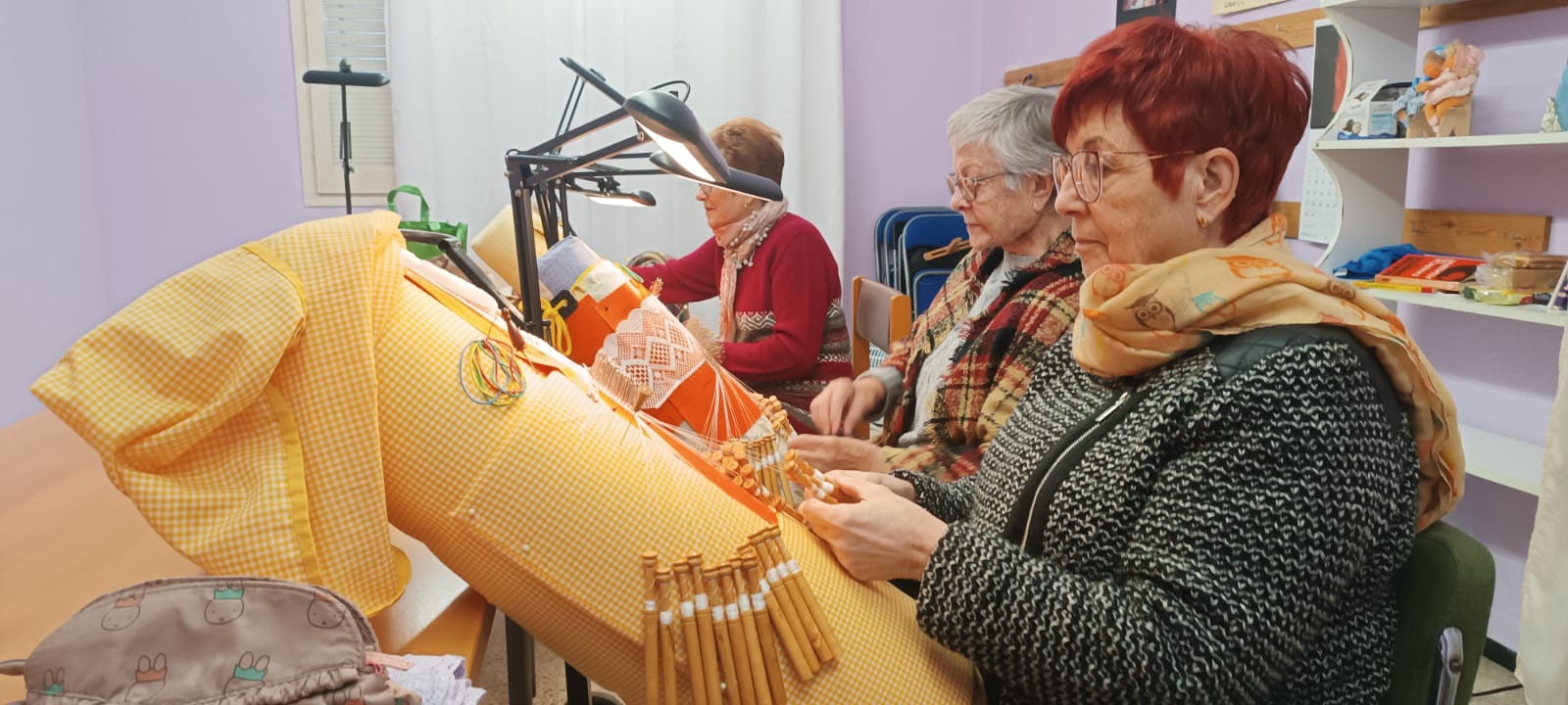 Les puntaires de l-Associació de Dones Pinedenques elaboren una peça única per l-Ermessenda de Montsoriu